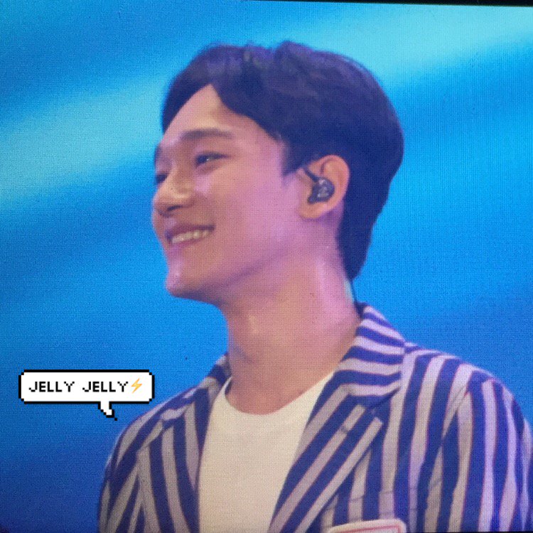 어느날 밤 하늘에 찡하고 금이가
별이 떠러져써~~~~~~~
151025 #종대 #첸