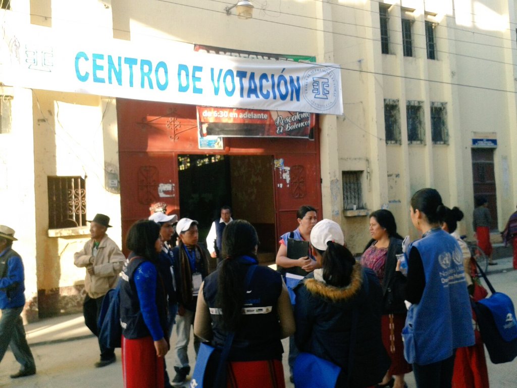 Oacnudh_GT's tweet photo. Apertura de mesas de votación con observadoras de la Defensoría de la Mujer Ixil en Nebaj, Quiché.  #Elecciones2015 https://t.co/HKMCFCKka7
