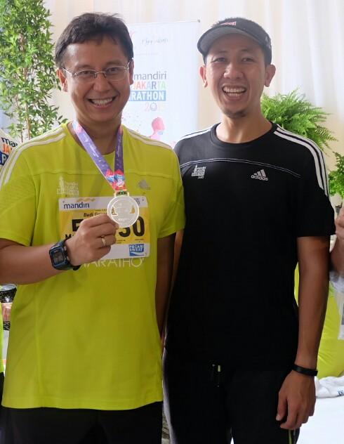 Mandatory photo with CEO Bank Mandiri <a href="/BudiGSadikin/">Budi G. Sadikin</a> who also a runner and swimmer,  just look at his watch #garmin
