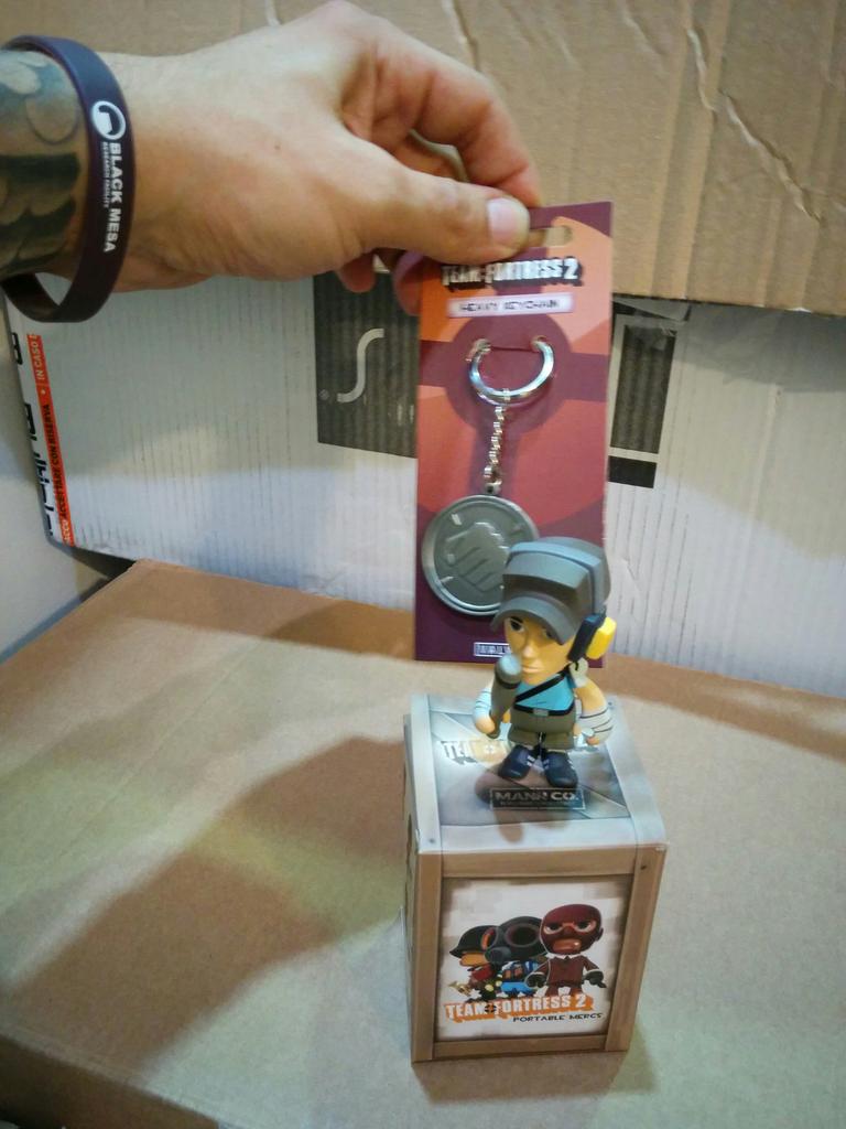 teoKrazia's tweet photo. Si fotta #Unieuro alla #GamesWeek c'è ben altro per cui vale buttare i soldi #Valve #TF2 #HalfLife #MannCo #MGW2015 https://t.co/PdocmRzz5M