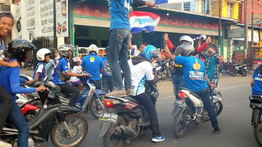 Pak Ridwan Kamil, Bobotoh Banyak Melanggar Nih! de.tk/VMZIBf