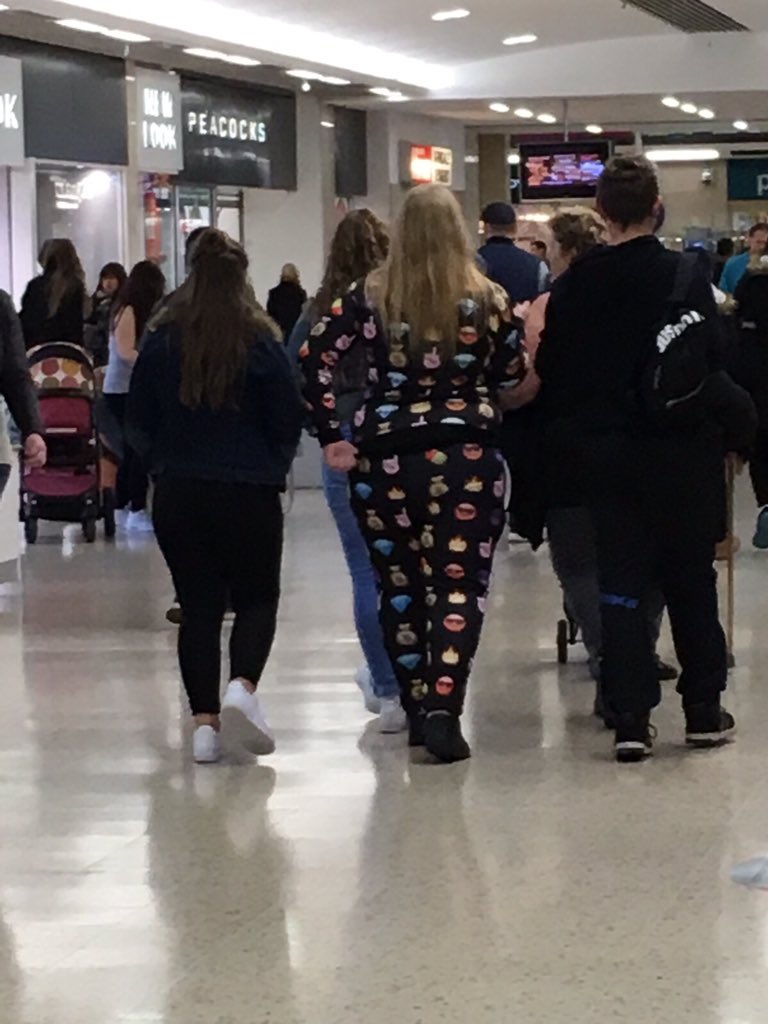 AlexandraCurry's tweet photo. I feel uncomfortable using one emoji in a text #OnlyInLuton https://t.co/BgW4vVvnjn