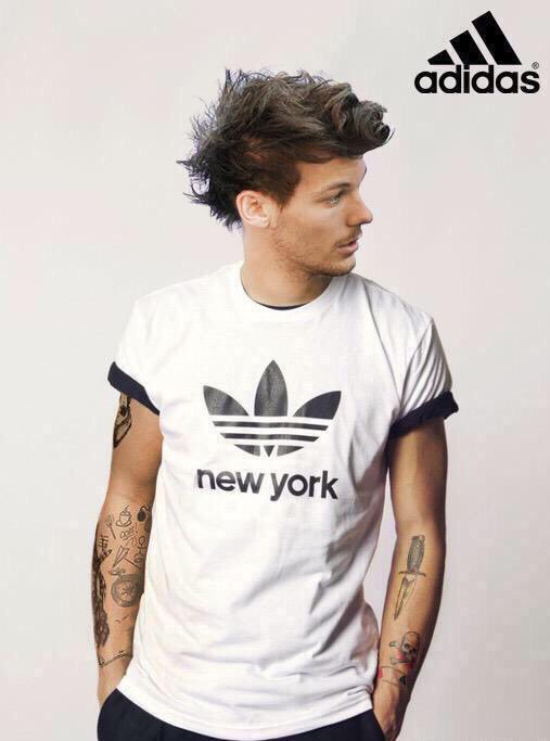 StrawberySpliff's tweet photo. Suis-je la seule à penser que Louis devrait finir mannequin à Adidas durant le break ? #EМABiggestFans1D https://t.co/2NjvddesCK