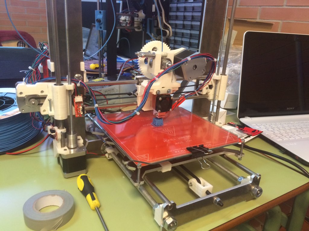 AEPrint3D's tweet photo. Imprimiendo su primera #pieza3D https://t.co/Jz3l9D31Qe