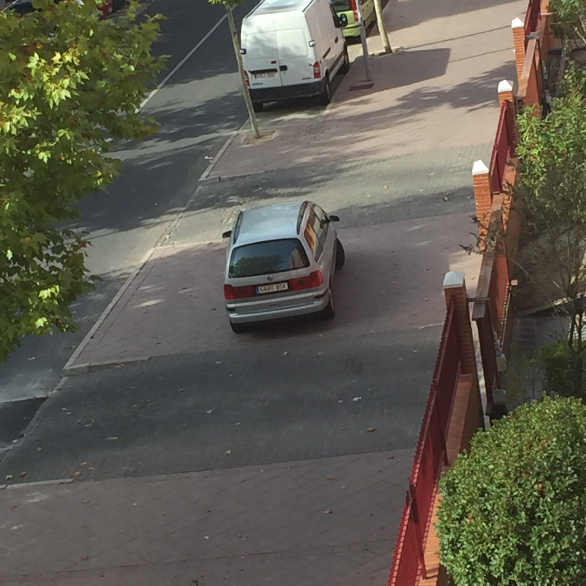 miguelfcaba's tweet photo. Cansado de ver coches aparcados en las aceras #Loranca #Fuenlabrada @AytoFuenlabrada @PoliciaFuenla  @vecinosfuenla https://t.co/0HbH8DTp6m