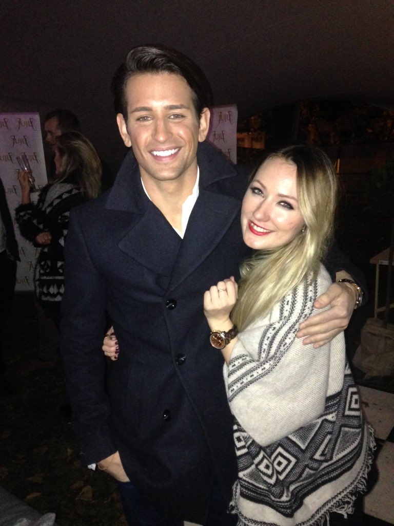 Rebecca_Reveal's tweet photo. Poor @ollielocke can't escape showbiz hacks! #rugbyonthegreen #playingnotworking @RevealMag @AnnaMoore25 https://t.co/yoL5XGOFm0
