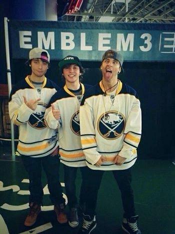 _foliedouce's tweet photo. The boys are back, the boys are back!! *cantando high school musical* Non ci posso ancora credere #Emblem3Hello https://t.co/Uni5G1gOUV