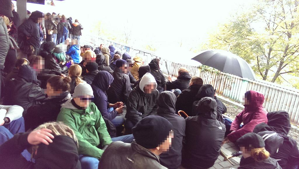 pm_cheung's tweet photo. #Koeln: Erste Sitzblockade im Bahnhof Deutz, der Zugverkehr ist derzeit eingestellt. #koeln2510 #nohogesa #hogesa https://t.co/xAgMKDkeQZ