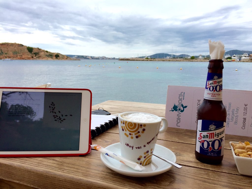 Birgit_Haase's tweet photo. Damit Ihr nicht denkt, ich gammele hier herum: Mein Arbeitsplatz heute - mit chilliger Musik 😎 #RoxyBeach #Mallorca https://t.co/1masCMTlcf