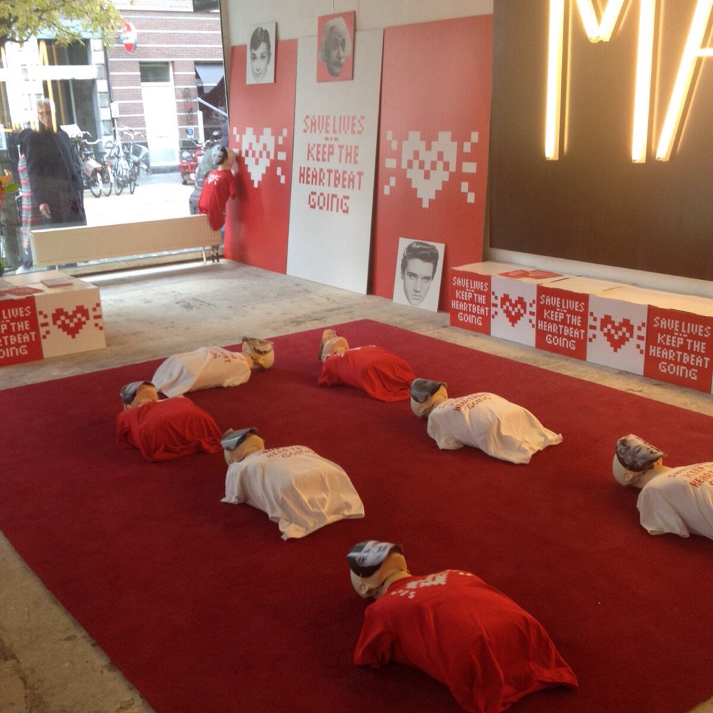 vermeulie's tweet photo. Mooi initiatief in een nieuwe pop-up store in Maastricht! Test je reanimatie-skills en help mee om levens te redden. https://t.co/QIkrS0MEiQ