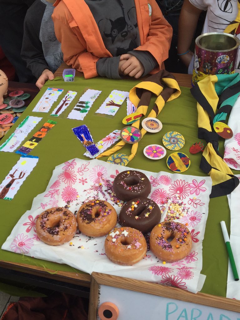 AEiGMLK's tweet photo. Els #CastorsiLlúdrigues han fet unes manualitats per vendre a #SabtJustalCarrer https://t.co/SDWcQO8ckp