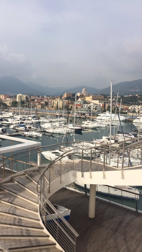 RobertaGaggero's tweet photo. Bosseggiando😎💸💣💥 #yachtclub #ricche #perfinta #intruse #barbone #cicacciano https://t.co/a6sYKMNl76