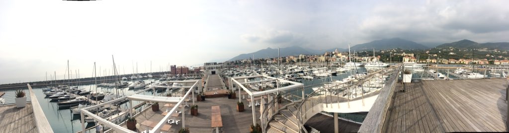 RobertaGaggero's tweet photo. Bosseggiando😎💸💣💥 #yachtclub #ricche #perfinta #intruse #barbone #cicacciano https://t.co/a6sYKMNl76