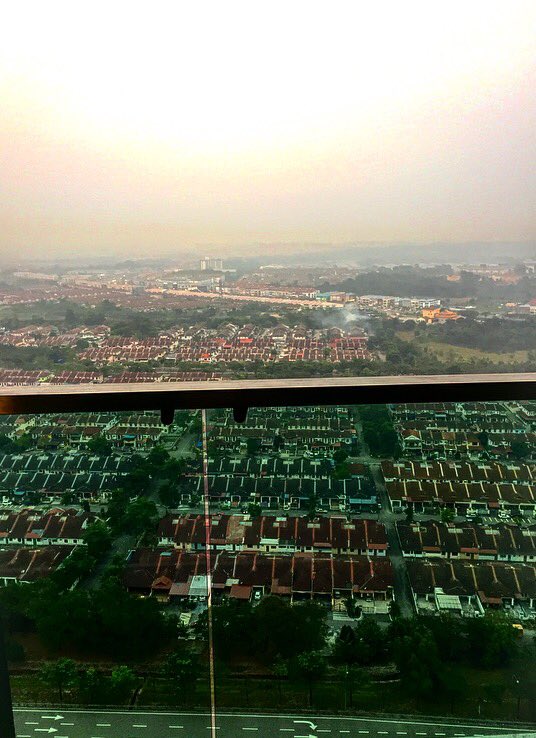SJSomerville's tweet photo. Any danger of this haze clearing? 😒☁️ #Malaysia #ForestFiresInIndonesia #30Degrees #ButNoSun https://t.co/V4orVWqNp3