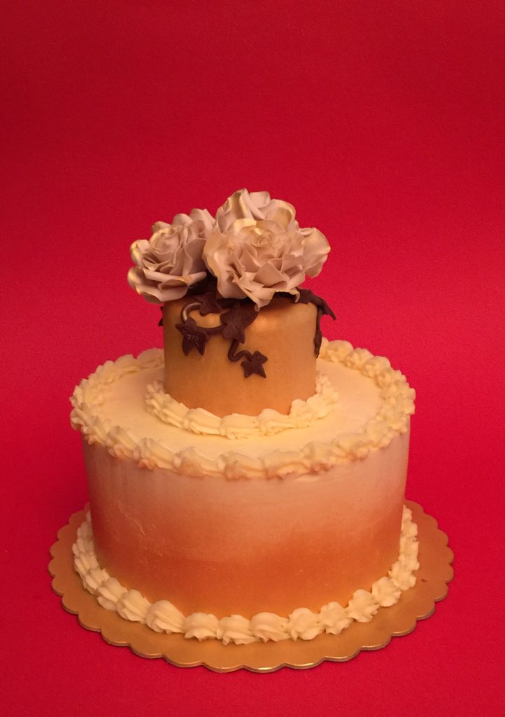 TortaExpress's tweet photo. Bitter team &amp; gold roses #bari #tortaexpress #roses #gold #buttercream https://t.co/2nu19H1cMb