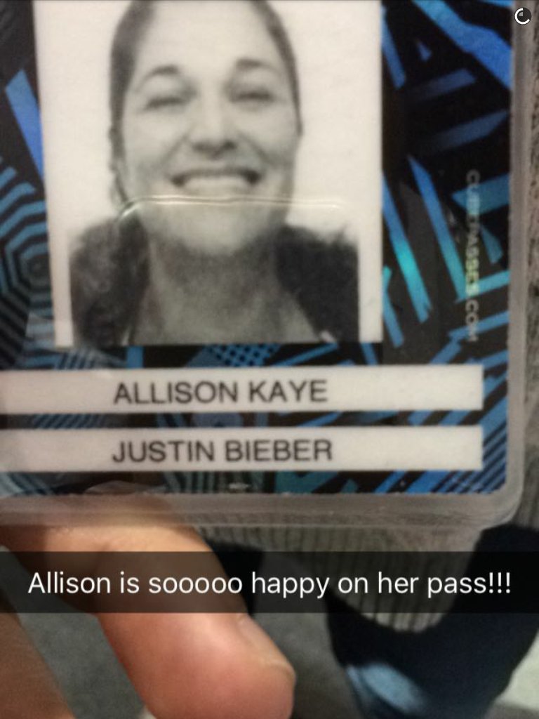 JustinTeamITA's tweet photo. Allison, Scrappy, Ryan e Dan sono al Forum di Assago. 

#EMABiggestFansJustinBieber https://t.co/BfxqRDO4He