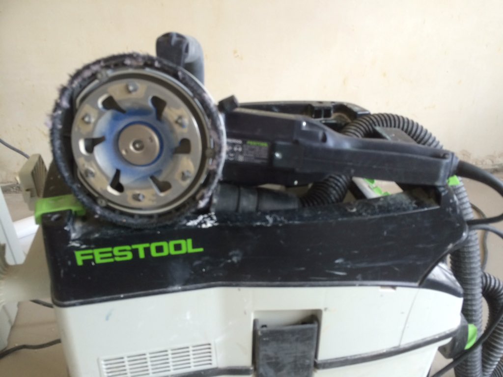 Vandaag spoed klusje vloer in hal er uit hakken en egaliseren. Lijmresten stofvrij wegfreezen met de #festool RG130E