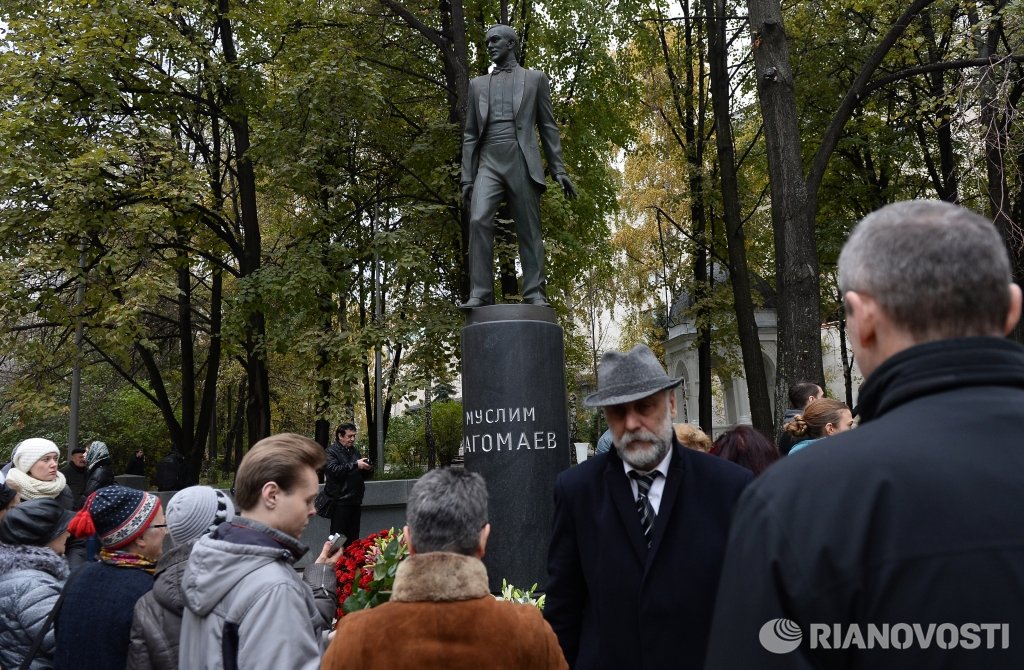 Памятник муслиму магомаеву в москве Памятник муслиму магомаеву в москве