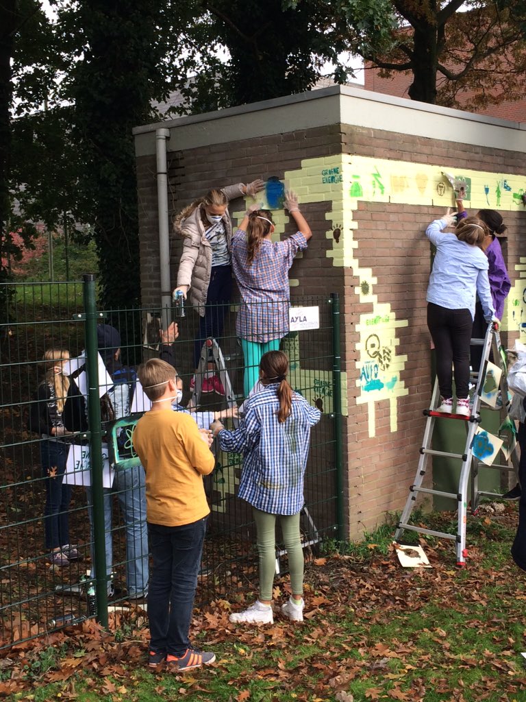 deBoomhutArnhem's tweet photo. Groep 8 @deBoomhutArnhem #pimpt electriciteitshuisje @LianderNL samen met @Slimopgewekt #duurzaamheid https://t.co/xK8YZlANuH