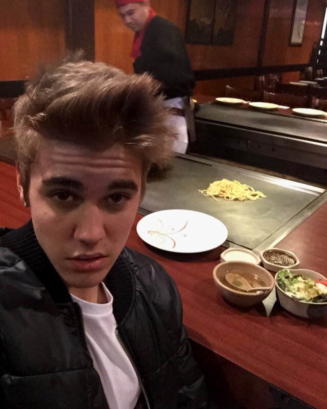 secutebelieber's tweet image. everyone vote for him

#EMABiggestFansJustinBieber