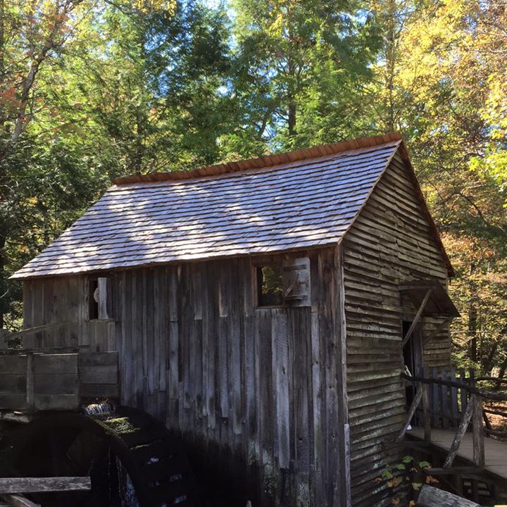 SevierFun's tweet photo. The #CableMill in #CadesCove was once used for cutting logs and grinding corn. Photo: Mary Smith Irving https://t.co/XB6FYnhP2Z