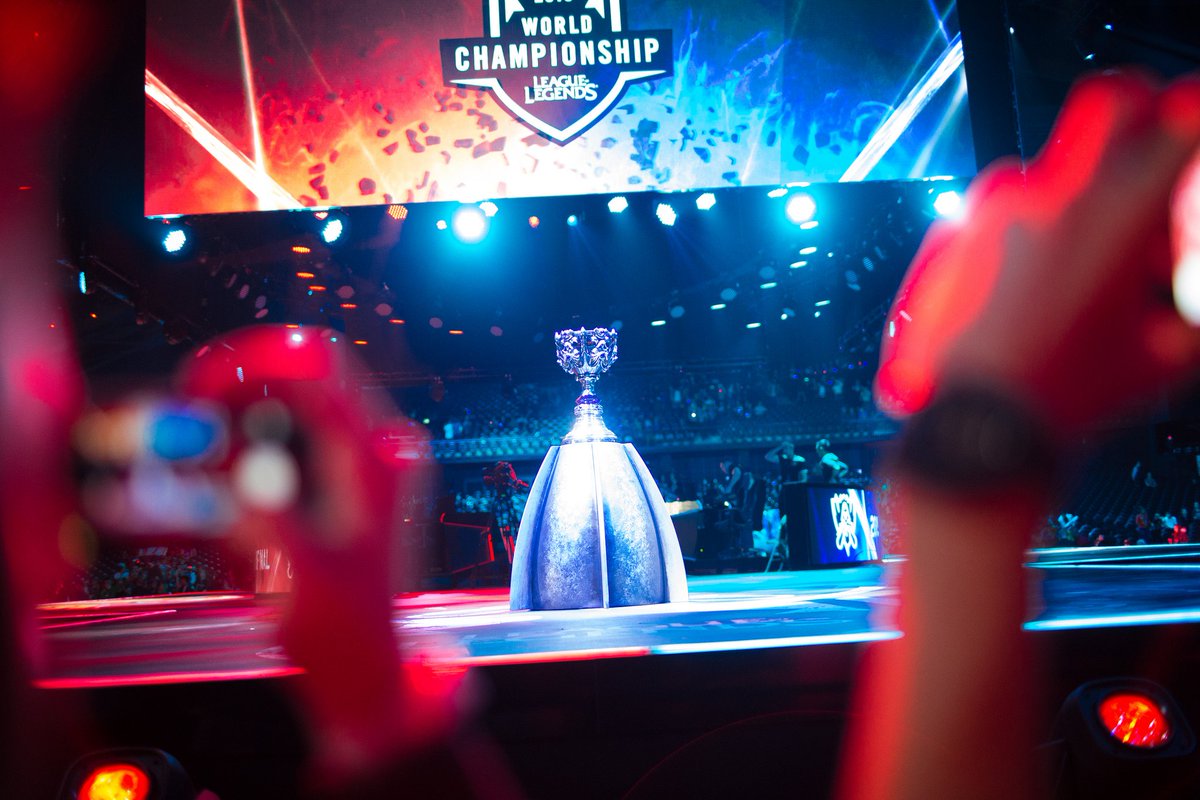 lolesports's tweet photo. The #Worlds broadcast goes live at 1400CET/6AM PDT! Details at more at https://t.co/QvmqGIlvX2 https://t.co/JfabqmOfCj