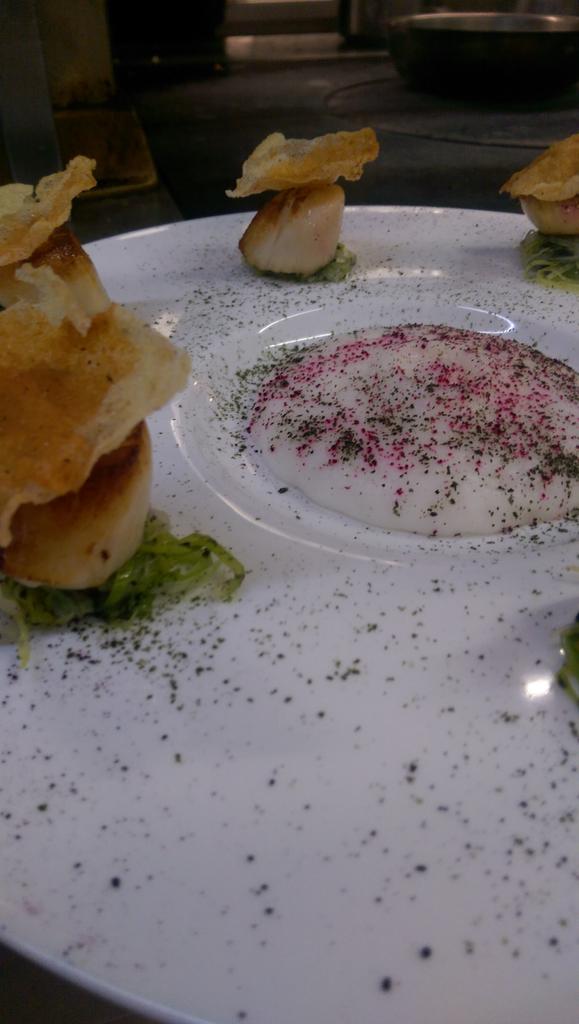 Saint Jacques de Cancal, poireaux et nori, mousse de riz basmati et chips de riz à la poudre de crevettes