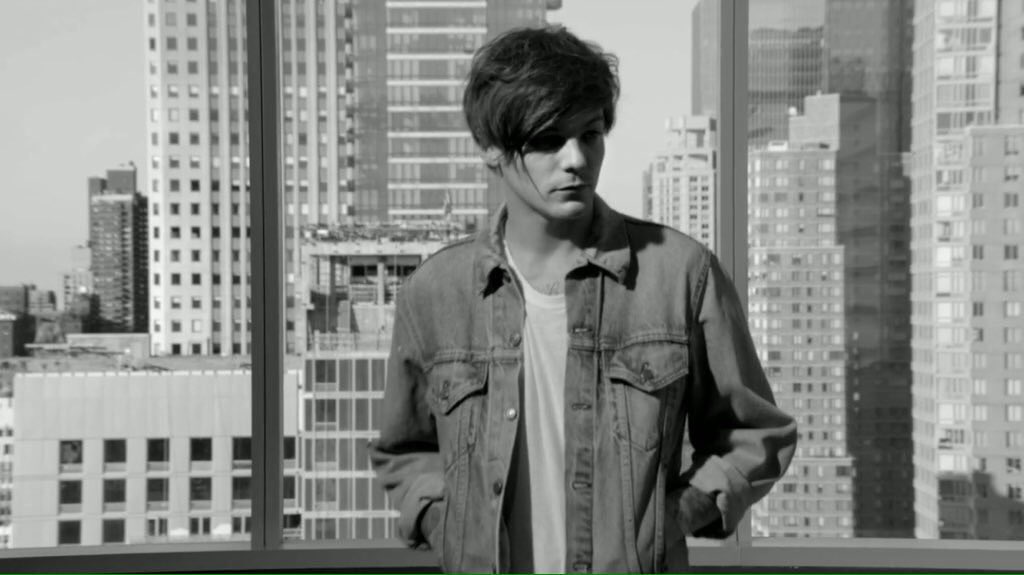 STYLATORARMY's tweet photo. Retweet for Louis #EMABiggestFans1D https://t.co/JIwLe4dbkm