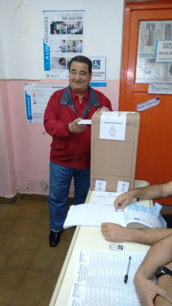 JDebandi's tweet photo. Como cada año, a las 8 y media. Misma campera, misma sonrisa, mismo compromiso con #3deFebrero #HugoCurto https://t.co/iIPYKtcNCh