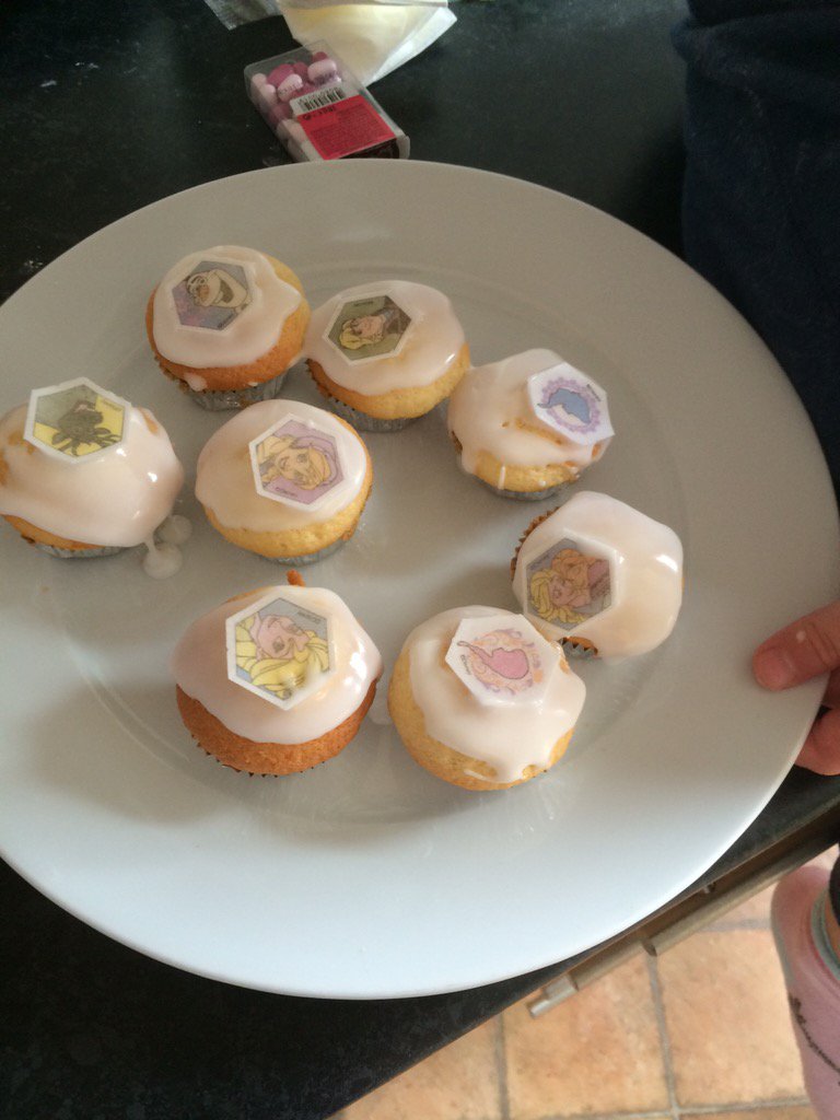 HannahFitzhenry's tweet photo. @SNClowes @JoMcMahon19 @TanLMc @JoryMark @GroundworkCLM sorry I have had to ditch the bread for frozen cupcakes https://t.co/1xY3EbrRkS