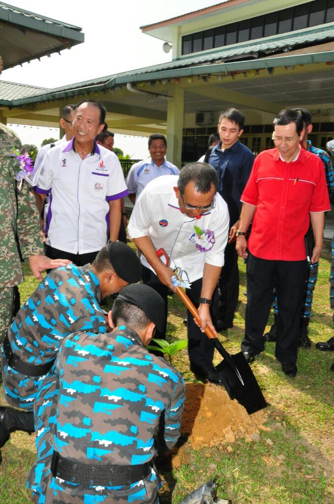 officialbskn's tweet photo. Terima kasih YB @mjoharibaharum sudi hadir Program Khidmat Komuniti #BSKN bersama alumni PKBN Brunei https://t.co/RinHxuNRRm