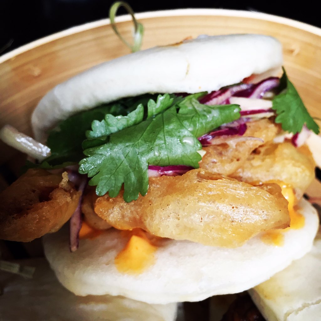 FoodInLondon_'s tweet photo. Soft shell crab bun at @SpiceMarketLDN #FoodInLondon #barleyandbuns https://t.co/ThP66czvF9 https://t.co/wjMLkUZcct