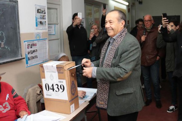 221radio's tweet photo. #Elecciones2015 Ya votó el candidato presidencial por Compromiso Federal, Adolfo Rodríguez Saá. https://t.co/7HbgwTb5WK