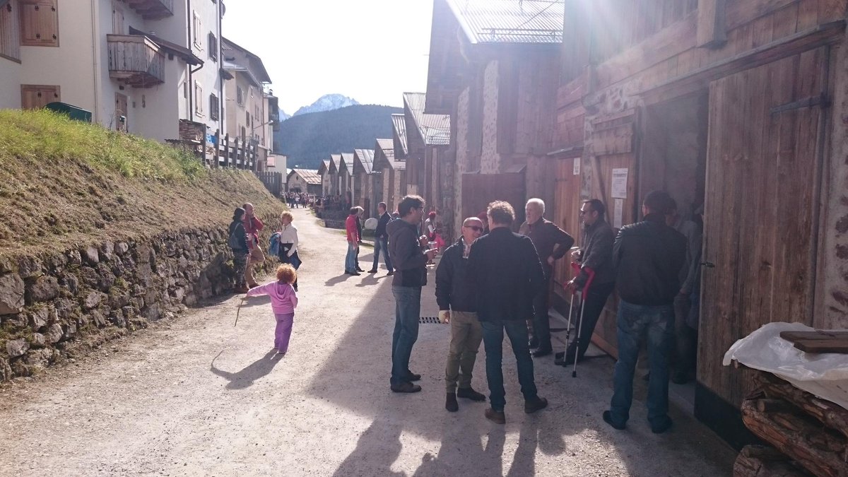 ComelicoSup's tweet photo. #Tradizione #Paesi #Inaugurazione Via dei #Fienili a #Dosoledo #RegolaDosoledo @chei_d_s_plonia https://t.co/TprcLoRsiV