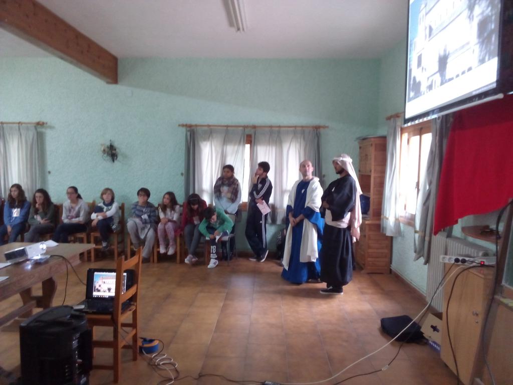 EncuentrosInter's tweet photo. Comienza el taller de la mañana con una obra de teatro para demostrar que nada es lo que parece #YoSoyTu https://t.co/jd93Lvkj2U