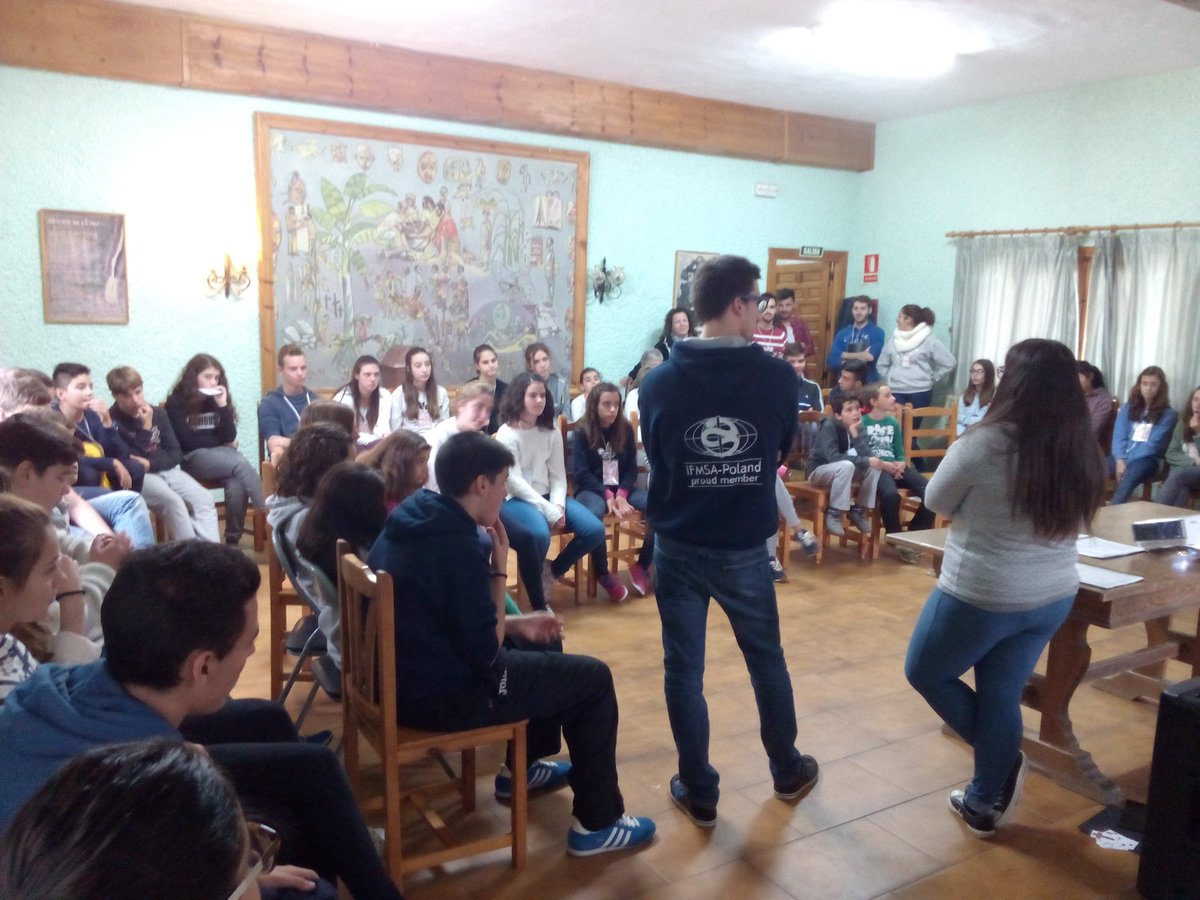 EncuentrosInter's tweet photo. Comienza el taller de la mañana con una obra de teatro para demostrar que nada es lo que parece #YoSoyTu https://t.co/jd93Lvkj2U