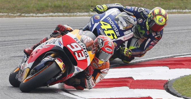 TribunaVa's tweet photo. INCREÍBLE!! Direccióm de carrera dice que @marcmarquez93 "ha encendido" a #ValentinoRossi https://t.co/kdb0zTNUOR https://t.co/4VYsXavJdy