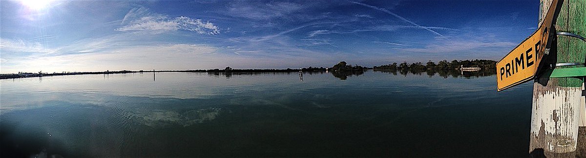 EnioPasta's tweet photo. Parte della Laguna di Levante a Grado, giro di boa della Vogada Longa di stamattina https://t.co/nKAupamNZM