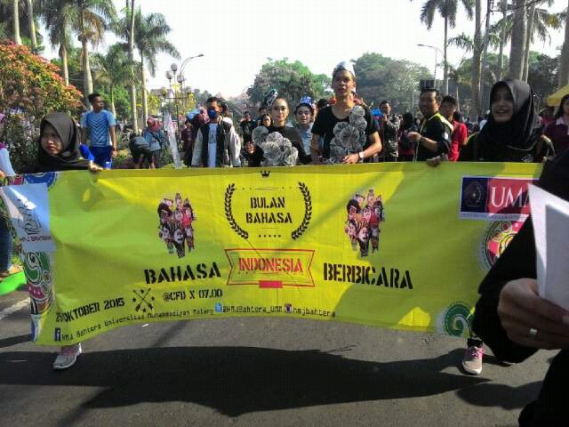 Salut  untuk para maskot walaupun terik  dan sudah dandan dari jam 8 malam tapi tetap semangat memeriahkan acara :D