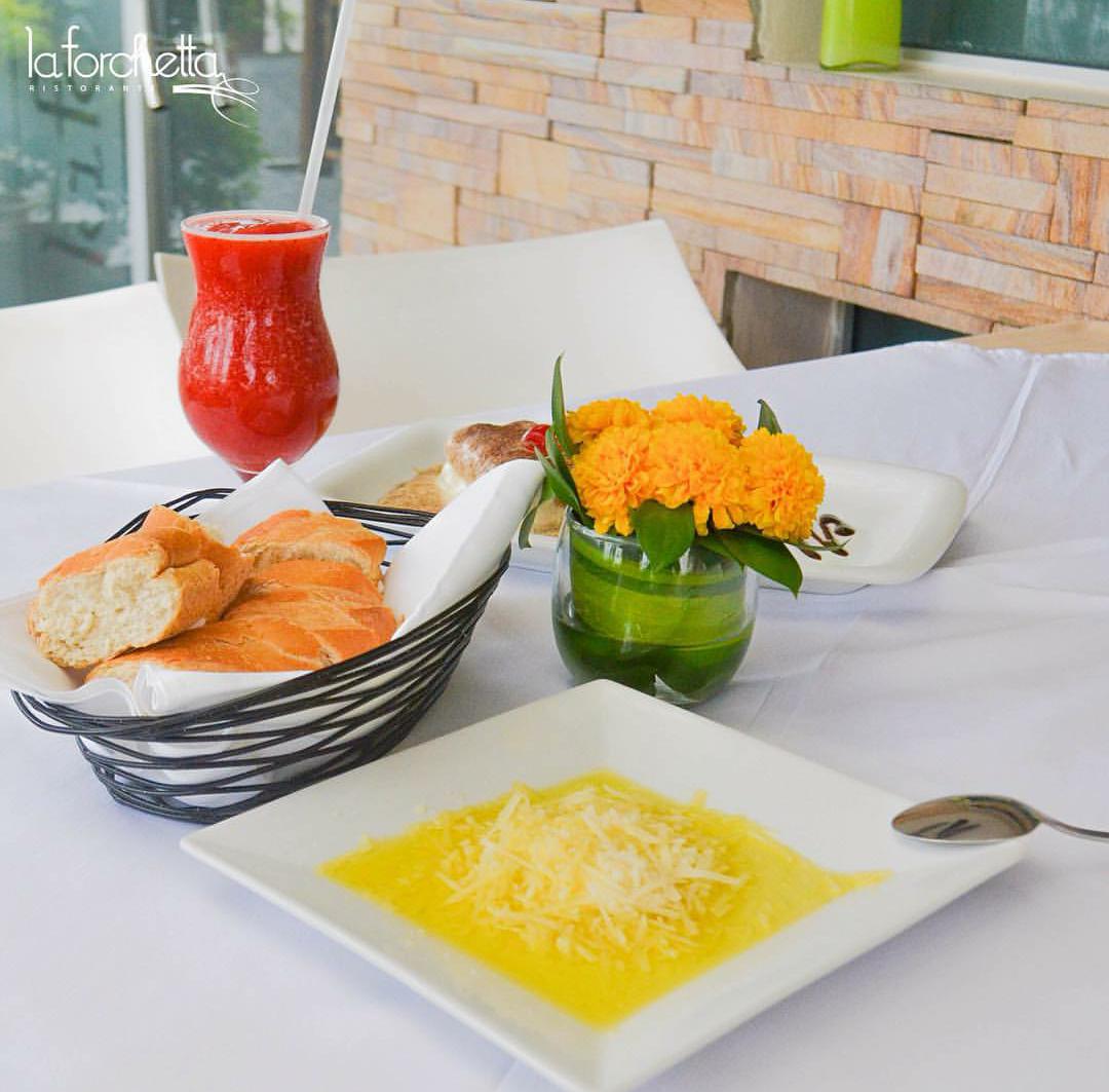 LaForchettaSD's tweet photo. Queremos compartir el almuerzo con ustedes. Empezando por el pan con oliva y parmesano. #DomingoenFamilia https://t.co/XbxIL0QrpH