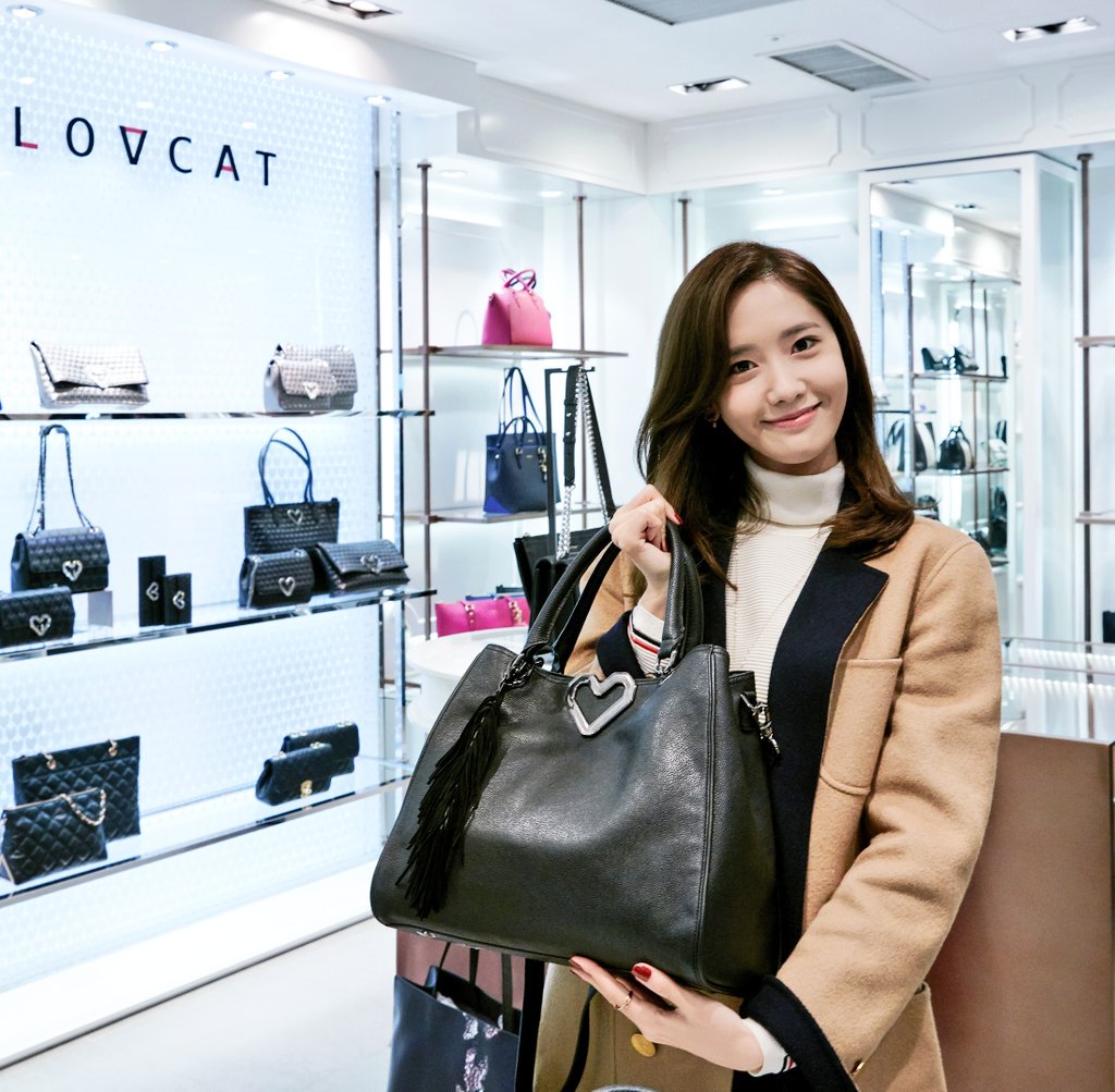 LOVCATPARIS's tweet photo. [Yoona's Choice: LOVCAT Basic collection]
프린지 참장식 포인트로 스타일리시한 러브캣 바지크 라인을 찜한 윤아! >>윤아백 바로가기 https://t.co/P9wx5W9ORx https://t.co/R1vPIANdJi