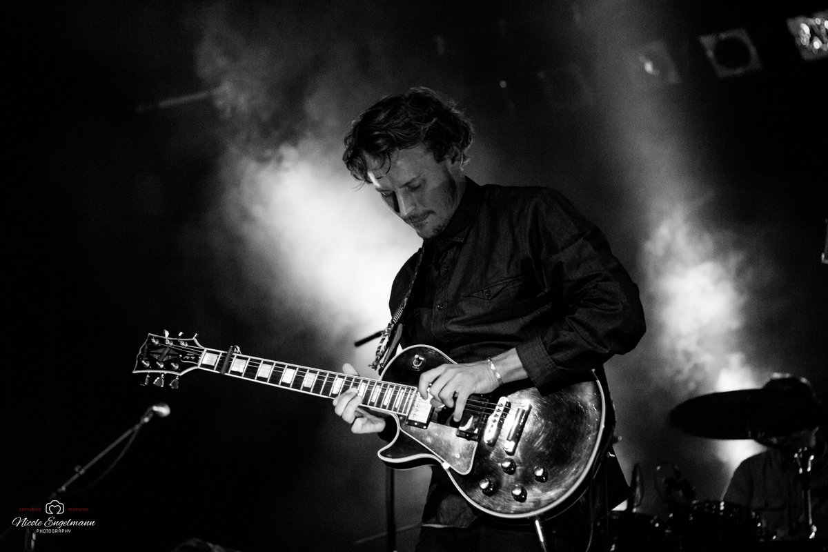 WTHIT_Bot's tweet photo. [Musicians]
벤 하워드 (Ben Howard) - 영국의 폴크 싱어송라이터. 특이한 방식의 기타 연주와 차분하거나 격정적인 보컬로 편안한, 그리고 다소 외로운 느낌을 그려내는 아티스트입니다.

https://t.co/eFXKzgMbKH