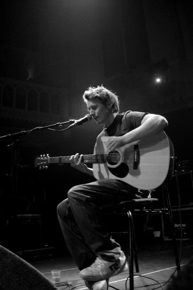 WTHIT_Bot's tweet photo. [Musicians]
벤 하워드 (Ben Howard) - 영국의 폴크 싱어송라이터. 특이한 방식의 기타 연주와 차분하거나 격정적인 보컬로 편안한, 그리고 다소 외로운 느낌을 그려내는 아티스트입니다.

https://t.co/eFXKzgMbKH