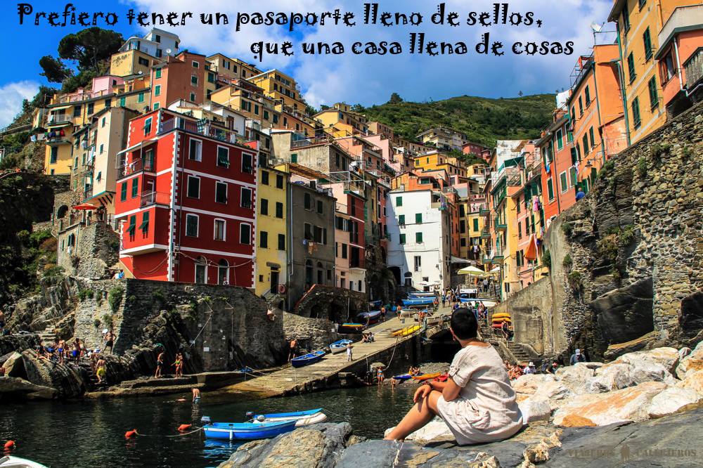 viajeroscalle's tweet photo. "Prefiero tener un pasaporte lleno de sellos, que una casa llena de cosas" #FelizDomingo https://t.co/XuBy4coN4u