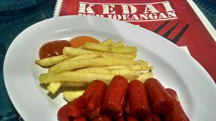 Kentang goreng sosis nih temen nya nongkrong santai 12ribu saja #kulinerbandung #kedaiperjuangan