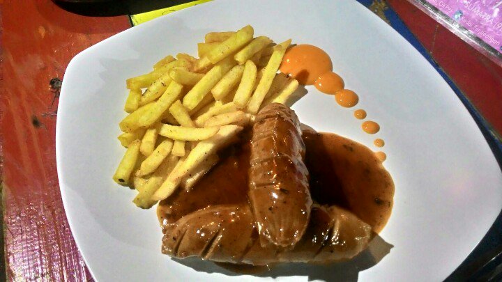 Sosis yang besar2 (bockwurst) dengan saus BBQ dan kentang goreng wajib di cobian nih 15ribu saja #kulinerbandung