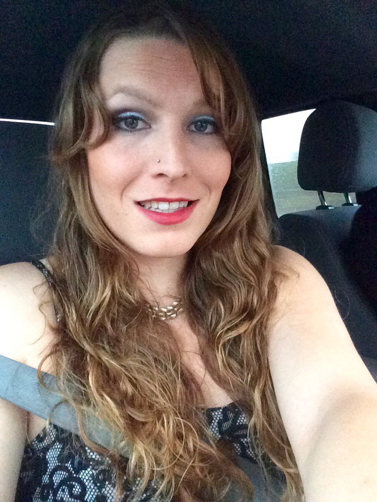 1 pic. #GirlsLikeUs #beauty #transgender #TGirl #makeup #REDLIPS https://t.co/2hnUN0Llvf