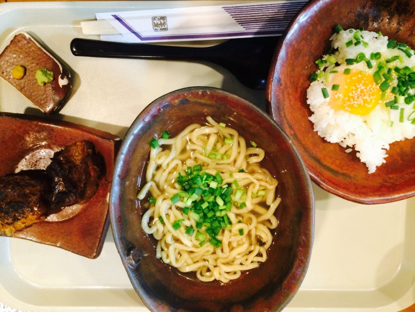 iikoeeee's tweet photo. いしぐふー 港町店
あぶりソーキそばは肉がジューシーで薬味のワサビとかが効いてて絶妙でした 特製たまごかけご飯にスープをかけると、これがまた絶品なのでした( ´Д`)✨ サービスしてくれたジューシーも美味しかった( ´Д`)✨ https://t.co/uwhje5Ewnb