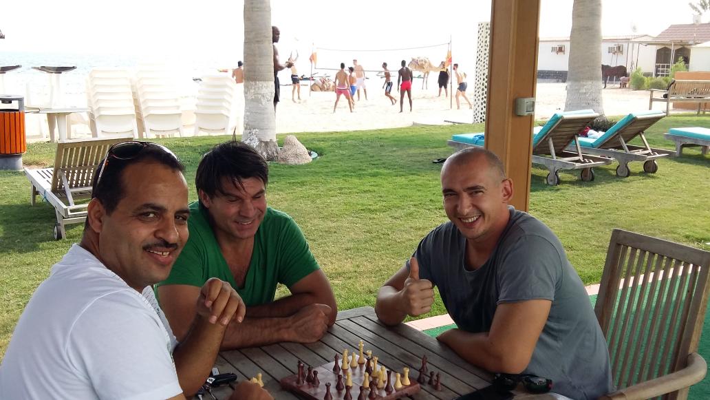 geronatoni's tweet photo. Entrenos diferentes hoy. Staff actividades de mesa y jugadores voley-playa con espectadores "peculiares" #thisisdoha https://t.co/Um7yE4e5yn