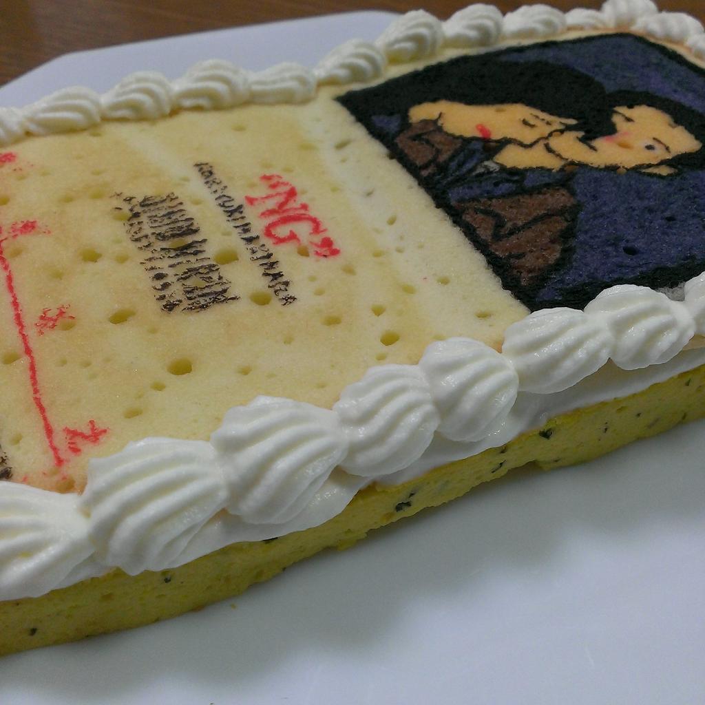 kinokobuta445's tweet photo. 今回作ったシングルの方の中身は、カボチャのチーズケーキです!
短冊形のシングル、懐かしいですよねぇ。
で、断面も。カボチャの皮も少し混ぜました。
美味しくできました!(自画自賛)
#槇原敬之
#jacketcake https://t.co/XAUiUCcm8Q